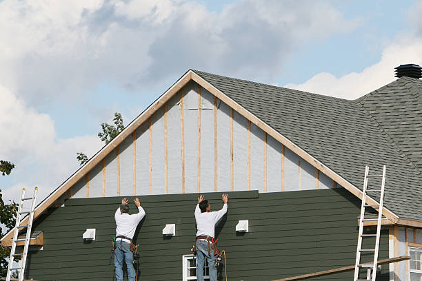 Professional Vinyl Siding technician working in Glencoe, FL